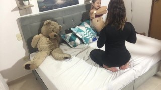 Mi madrastra me enseña a tener sexo lesbico.